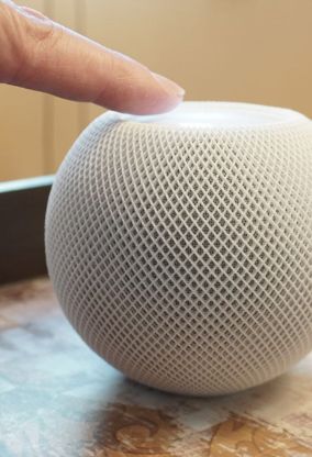 So sánh loa Bluetooth tích hợp trợ lý ảo và loa thường khi kết nối iPad